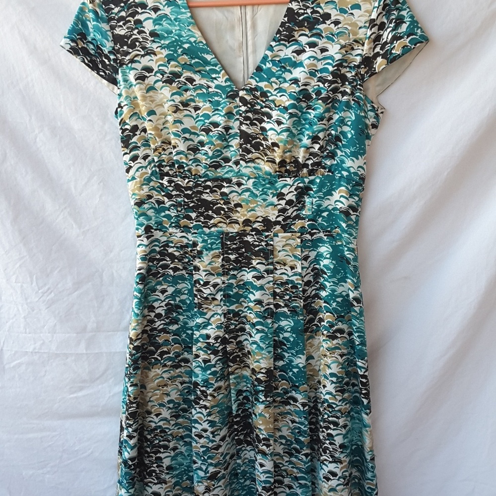 Dresses - Picture 4 of 6